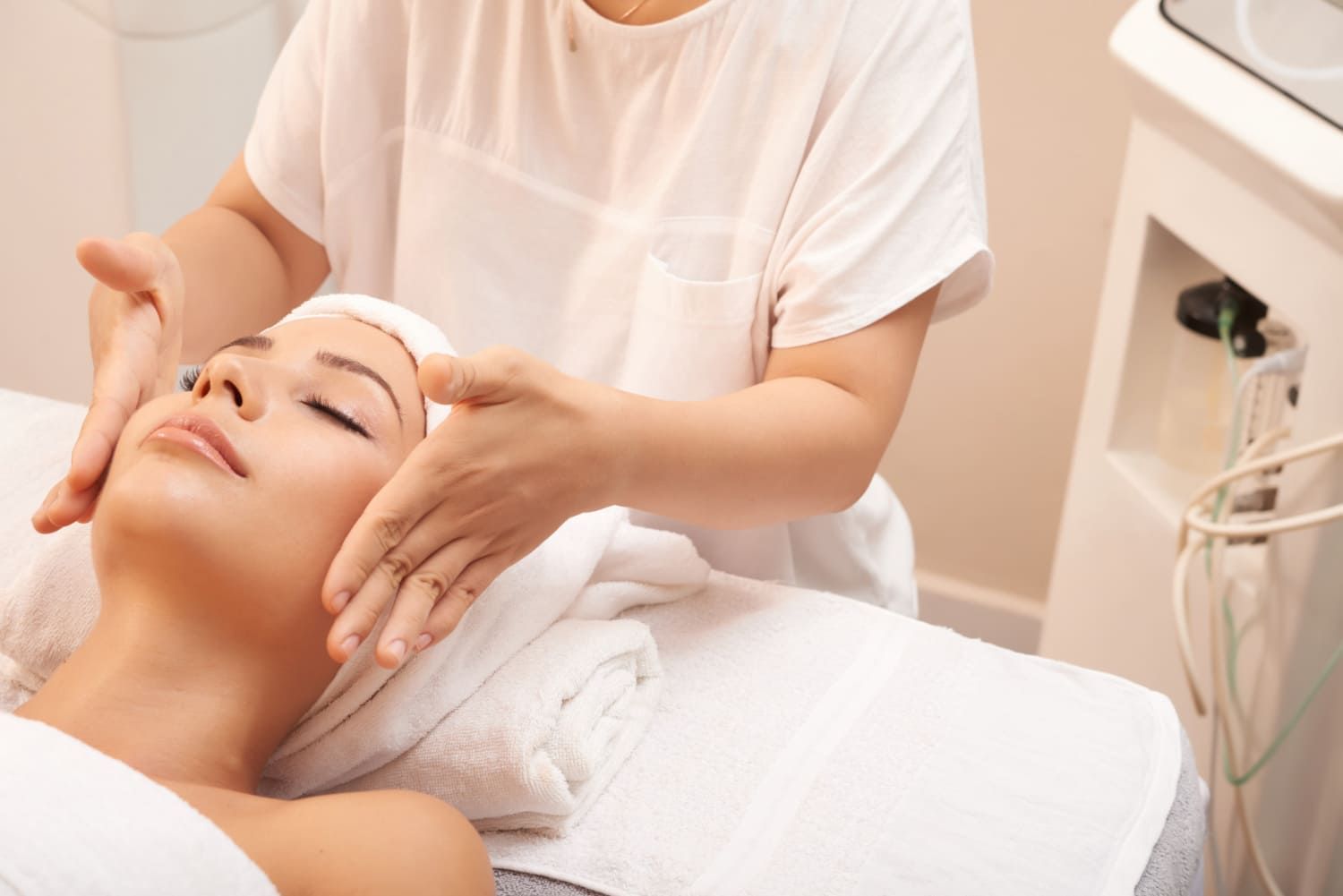Paciente recibiendo tratamiento Dermapen