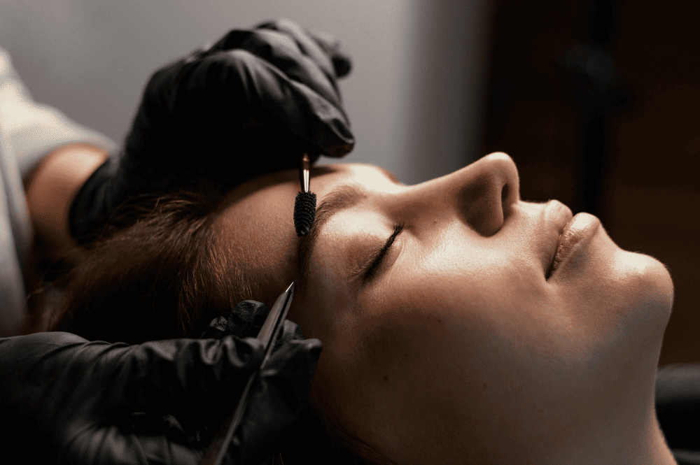 Tratamiento de diseño de cejas